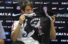 O atacante Alexandre Pato, ao lado do diretor de futebol Roberto Andrade e do diretor adjunto de futebol Duilio Monteiro Alves, foi apresentado hoje aps o treino desta manh no CT Joaquim Grava, localizado no Parque Ecolgico do Tiete. O prximo jogo da equipe ser domingo, dia 20/01, contra o Paulista de Jundia, no estdio Jaime Cintra , em Jundia, vlido pela 1 rodada do Campeonato Paulista de 2013