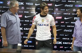 O atacante Alexandre Pato, ao lado do diretor de futebol Roberto Andrade e do diretor adjunto de futebol Duilio Monteiro Alves, foi apresentado hoje após o treino desta manhã no CT Joaquim Grava, localizado no Parque Ecológico do Tiete. O próximo jogo da equipe será domingo, dia 20/01, contra o Paulista de Jundiaí, no estádio Jaime Cintra , em Jundiaí, válido pela 1ª rodada do Campeonato Paulista de 2013
