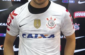 O atacante Alexandre Pato, ao lado do diretor de futebol Roberto Andrade e do diretor adjunto de futebol Duilio Monteiro Alves, foi apresentado hoje após o treino desta manhã no CT Joaquim Grava, localizado no Parque Ecológico do Tiete. O próximo jogo da equipe será domingo, dia 20/01, contra o Paulista de Jundiaí, no estádio Jaime Cintra , em Jundiaí, válido pela 1ª rodada do Campeonato Paulista de 2013