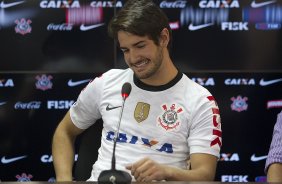 O atacante Alexandre Pato, ao lado do diretor de futebol Roberto Andrade e do diretor adjunto de futebol Duilio Monteiro Alves, foi apresentado hoje aps o treino desta manh no CT Joaquim Grava, localizado no Parque Ecolgico do Tiete. O prximo jogo da equipe ser domingo, dia 20/01, contra o Paulista de Jundia, no estdio Jaime Cintra , em Jundia, vlido pela 1 rodada do Campeonato Paulista de 2013