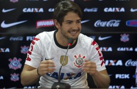 O atacante Alexandre Pato, ao lado do diretor de futebol Roberto Andrade e do diretor adjunto de futebol Duilio Monteiro Alves, foi apresentado hoje após o treino desta manhã no CT Joaquim Grava, localizado no Parque Ecológico do Tiete. O próximo jogo da equipe será domingo, dia 20/01, contra o Paulista de Jundiaí, no estádio Jaime Cintra , em Jundiaí, válido pela 1ª rodada do Campeonato Paulista de 2013