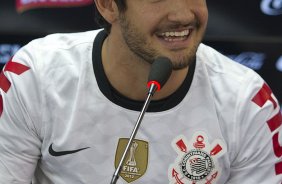 O atacante Alexandre Pato, ao lado do diretor de futebol Roberto Andrade e do diretor adjunto de futebol Duilio Monteiro Alves, foi apresentado hoje após o treino desta manhã no CT Joaquim Grava, localizado no Parque Ecológico do Tiete. O próximo jogo da equipe será domingo, dia 20/01, contra o Paulista de Jundiaí, no estádio Jaime Cintra , em Jundiaí, válido pela 1ª rodada do Campeonato Paulista de 2013
