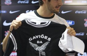 O atacante Alexandre Pato, ao lado do diretor de futebol Roberto Andrade e do diretor adjunto de futebol Duilio Monteiro Alves, foi apresentado hoje após o treino desta manhã no CT Joaquim Grava, localizado no Parque Ecológico do Tiete. O próximo jogo da equipe será domingo, dia 20/01, contra o Paulista de Jundiaí, no estádio Jaime Cintra , em Jundiaí, válido pela 1ª rodada do Campeonato Paulista de 2013