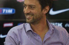 O atacante Alexandre Pato, ao lado do diretor de futebol Roberto Andrade e do diretor adjunto de futebol Duilio Monteiro Alves, foi apresentado hoje após o treino desta manhã no CT Joaquim Grava, localizado no Parque Ecológico do Tiete. O próximo jogo da equipe será domingo, dia 20/01, contra o Paulista de Jundiaí, no estádio Jaime Cintra , em Jundiaí, válido pela 1ª rodada do Campeonato Paulista de 2013