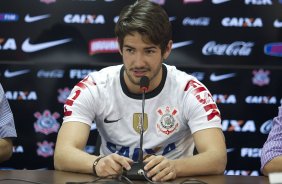 O atacante Alexandre Pato, ao lado do diretor de futebol Roberto Andrade e do diretor adjunto de futebol Duilio Monteiro Alves, foi apresentado hoje após o treino desta manhã no CT Joaquim Grava, localizado no Parque Ecológico do Tiete. O próximo jogo da equipe será domingo, dia 20/01, contra o Paulista de Jundiaí, no estádio Jaime Cintra , em Jundiaí, válido pela 1ª rodada do Campeonato Paulista de 2013