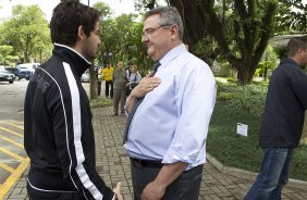 O atacante Alexandre Pato foi visitar o presidente Mario Gobbi durante o treino desta manh no CT Joaquim Grava, localizado no Parque Ecolgico do Tiete. O prximo jogo da equipe ser domingo, dia 20/01, contra o Paulista de Jundia, no estdio Jaime Cintra , em Jundia, vlido pela 1 rodada do Campeonato Paulista de 2013