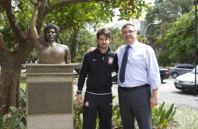 O atacante Alexandre Pato foi visitar o presidente Mario Gobbi durante o treino desta manh no CT Joaquim Grava, localizado no Parque Ecolgico do Tiete. O prximo jogo da equipe ser domingo, dia 20/01, contra o Paulista de Jundia, no estdio Jaime Cintra , em Jundia, vlido pela 1 rodada do Campeonato Paulista de 2013