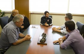 O atacante Alexandre Pato foi visitar o presidente Mario Gobbi durante o treino desta manh no CT Joaquim Grava, localizado no Parque Ecolgico do Tiete. O prximo jogo da equipe ser domingo, dia 20/01, contra o Paulista de Jundia, no estdio Jaime Cintra , em Jundia, vlido pela 1 rodada do Campeonato Paulista de 2013