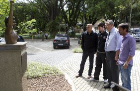 O atacante Alexandre Pato foi visitar o presidente Mario Gobbi durante o treino desta manh no CT Joaquim Grava, localizado no Parque Ecolgico do Tiete. O prximo jogo da equipe ser domingo, dia 20/01, contra o Paulista de Jundia, no estdio Jaime Cintra , em Jundia, vlido pela 1 rodada do Campeonato Paulista de 2013