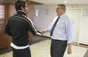 O atacante Alexandre Pato foi visitar o presidente Mario Gobbi durante o treino desta manh no CT Joaquim Grava, localizado no Parque Ecolgico do Tiete. O prximo jogo da equipe ser domingo, dia 20/01, contra o Paulista de Jundia, no estdio Jaime Cintra , em Jundia, vlido pela 1 rodada do Campeonato Paulista de 2013