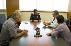 O atacante Alexandre Pato foi visitar o presidente Mario Gobbi durante o treino desta manh no CT Joaquim Grava, localizado no Parque Ecolgico do Tiete. O prximo jogo da equipe ser domingo, dia 20/01, contra o Paulista de Jundia, no estdio Jaime Cintra , em Jundia, vlido pela 1 rodada do Campeonato Paulista de 2013