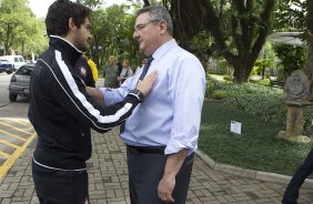 O atacante Alexandre Pato foi visitar o presidente Mario Gobbi durante o treino desta manh no CT Joaquim Grava, localizado no Parque Ecolgico do Tiete. O prximo jogo da equipe ser domingo, dia 20/01, contra o Paulista de Jundia, no estdio Jaime Cintra , em Jundia, vlido pela 1 rodada do Campeonato Paulista de 2013