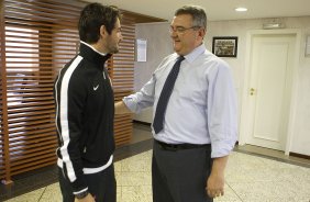 O atacante Alexandre Pato foi visitar o presidente Mario Gobbi durante o treino desta manh no CT Joaquim Grava, localizado no Parque Ecolgico do Tiete. O prximo jogo da equipe ser domingo, dia 20/01, contra o Paulista de Jundia, no estdio Jaime Cintra , em Jundia, vlido pela 1 rodada do Campeonato Paulista de 2013