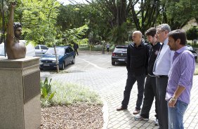 O atacante Alexandre Pato foi visitar o presidente Mario Gobbi durante o treino desta manh no CT Joaquim Grava, localizado no Parque Ecolgico do Tiete. O prximo jogo da equipe ser domingo, dia 20/01, contra o Paulista de Jundia, no estdio Jaime Cintra , em Jundia, vlido pela 1 rodada do Campeonato Paulista de 2013