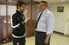 O atacante Alexandre Pato foi visitar o presidente Mario Gobbi durante o treino desta manh no CT Joaquim Grava, localizado no Parque Ecolgico do Tiete. O prximo jogo da equipe ser domingo, dia 20/01, contra o Paulista de Jundia, no estdio Jaime Cintra , em Jundia, vlido pela 1 rodada do Campeonato Paulista de 2013