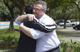 O atacante Alexandre Pato foi visitar o presidente Mario Gobbi durante o treino desta manh no CT Joaquim Grava, localizado no Parque Ecolgico do Tiete. O prximo jogo da equipe ser domingo, dia 20/01, contra o Paulista de Jundia, no estdio Jaime Cintra , em Jundia, vlido pela 1 rodada do Campeonato Paulista de 2013