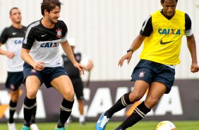 Alexandre Pato e Gil durante treino do Corinthians realizado no CT joaquim grava