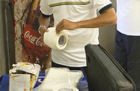 Nos vestiários antes da partida entre Corinthians x Ponte Preta/Campinas realizada esta tarde no estádio do Pacaembu, jogo válido pela 1ª rodada do Campeonato Paulista de 2013