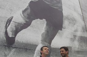 O ex-jogador Neto inaugura um painel no 'Gol de Muro' durante o treino desta tarde no CT Joaquim Grava, no Parque Ecológico do Tiete. O próximo jogo da equipe será domingo, 03/02, contra o Oeste, de Itápolis, no estádio do Pacaembu, válido pela 5ª rodada do Campeonato Paulista de 2013