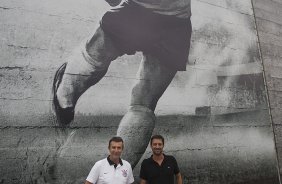 O ex-jogador Neto inaugura um painel no 'Gol de Muro' durante o treino desta tarde no CT Joaquim Grava, no Parque Ecológico do Tiete. O próximo jogo da equipe será domingo, 03/02, contra o Oeste, de Itápolis, no estádio do Pacaembu, válido pela 5ª rodada do Campeonato Paulista de 2013