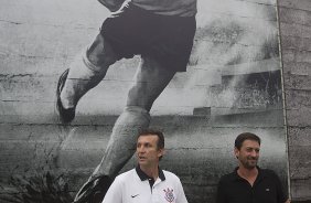 O ex-jogador Neto inaugura um painel no 'Gol de Muro' durante o treino desta tarde no CT Joaquim Grava, no Parque Ecolgico do Tiete. O prximo jogo da equipe ser domingo, 03/02, contra o Oeste, de Itpolis, no estdio do Pacaembu, vlido pela 5 rodada do Campeonato Paulista de 2013