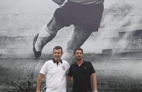 O ex-jogador Neto inaugura um painel no 'Gol de Muro' durante o treino desta tarde no CT Joaquim Grava, no Parque Ecológico do Tiete. O próximo jogo da equipe será domingo, 03/02, contra o Oeste, de Itápolis, no estádio do Pacaembu, válido pela 5ª rodada do Campeonato Paulista de 2013