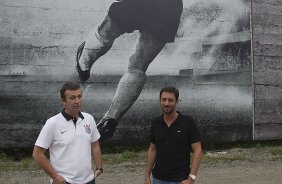 O ex-jogador Neto inaugura um painel no 'Gol de Muro' durante o treino desta tarde no CT Joaquim Grava, no Parque Ecológico do Tiete. O próximo jogo da equipe será domingo, 03/02, contra o Oeste, de Itápolis, no estádio do Pacaembu, válido pela 5ª rodada do Campeonato Paulista de 2013