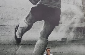 O ex-jogador Neto inaugura um painel no 'Gol de Muro' durante o treino desta tarde no CT Joaquim Grava, no Parque Ecológico do Tiete. O próximo jogo da equipe será domingo, 03/02, contra o Oeste, de Itápolis, no estádio do Pacaembu, válido pela 5ª rodada do Campeonato Paulista de 2013
