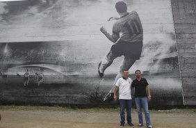 O ex-jogador Neto inaugura um painel no 'Gol de Muro' durante o treino desta tarde no CT Joaquim Grava, no Parque Ecológico do Tiete. O próximo jogo da equipe será domingo, 03/02, contra o Oeste, de Itápolis, no estádio do Pacaembu, válido pela 5ª rodada do Campeonato Paulista de 2013