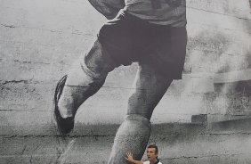 O ex-jogador Neto inaugura um painel no 'Gol de Muro' durante o treino desta tarde no CT Joaquim Grava, no Parque Ecológico do Tiete. O próximo jogo da equipe será domingo, 03/02, contra o Oeste, de Itápolis, no estádio do Pacaembu, válido pela 5ª rodada do Campeonato Paulista de 2013