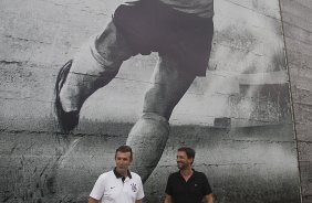 O ex-jogador Neto inaugura um painel no 'Gol de Muro' durante o treino desta tarde no CT Joaquim Grava, no Parque Ecológico do Tiete. O próximo jogo da equipe será domingo, 03/02, contra o Oeste, de Itápolis, no estádio do Pacaembu, válido pela 5ª rodada do Campeonato Paulista de 2013