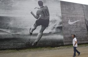 O ex-jogador Neto inaugura um painel no 'Gol de Muro' durante o treino desta tarde no CT Joaquim Grava, no Parque Ecológico do Tiete. O próximo jogo da equipe será domingo, 03/02, contra o Oeste, de Itápolis, no estádio do Pacaembu, válido pela 5ª rodada do Campeonato Paulista de 2013