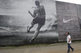 O ex-jogador Neto inaugura um painel no 'Gol de Muro' durante o treino desta tarde no CT Joaquim Grava, no Parque Ecolgico do Tiete. O prximo jogo da equipe ser domingo, 03/02, contra o Oeste, de Itpolis, no estdio do Pacaembu, vlido pela 5 rodada do Campeonato Paulista de 2013