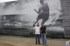 O ex-jogador Neto inaugura um painel no 'Gol de Muro' durante o treino desta tarde no CT Joaquim Grava, no Parque Ecológico do Tiete. O próximo jogo da equipe será domingo, 03/02, contra o Oeste, de Itápolis, no estádio do Pacaembu, válido pela 5ª rodada do Campeonato Paulista de 2013