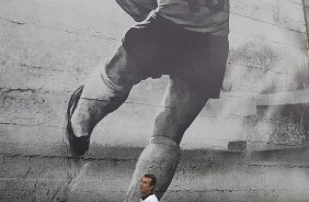 O ex-jogador Neto inaugura um painel no 'Gol de Muro' durante o treino desta tarde no CT Joaquim Grava, no Parque Ecológico do Tiete. O próximo jogo da equipe será domingo, 03/02, contra o Oeste, de Itápolis, no estádio do Pacaembu, válido pela 5ª rodada do Campeonato Paulista de 2013