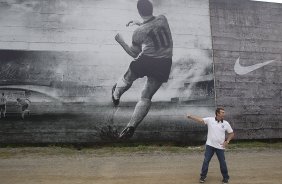 O ex-jogador Neto inaugura um painel no 'Gol de Muro' durante o treino desta tarde no CT Joaquim Grava, no Parque Ecolgico do Tiete. O prximo jogo da equipe ser domingo, 03/02, contra o Oeste, de Itpolis, no estdio do Pacaembu, vlido pela 5 rodada do Campeonato Paulista de 2013