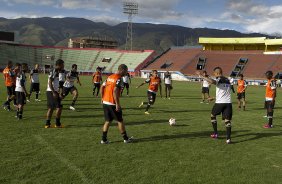 Durante o treino esta tarde no Estadium Felix Capriles, em Cochabamba. O prximo jogo da equipe ser quarta-feira, 20/02, contra o San Jos, na cidade de Oruro/Bolivia, primeiro jogo da fase de classificao da Copa Libertadores de Amrica 2013