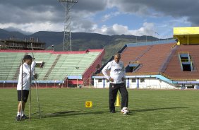 Durante o treino esta tarde no Estadium Felix Capriles, em Cochabamba. O prximo jogo da equipe ser quarta-feira, 20/02, contra o San Jos, na cidade de Oruro/Bolivia, primeiro jogo da fase de classificao da Copa Libertadores de Amrica 2013