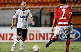 Emerson do Corinthians disputa a bola com o jogador do Ituano durante partida vlida pelo Copa Libertadores realizado no Pacaembu