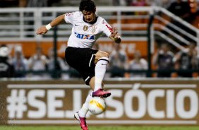 Emerson do Corinthians disputa a bola com o jogador do Ituano durante partida válida pelo Copa Libertadores realizado no Pacaembu
