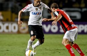 Emerson do Corinthians disputa a bola com o jogador do Ituano durante partida vlida pelo Copa Libertadores realizado no Pacaembu