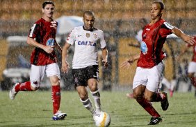 Emerson do Corinthians disputa a bola com o jogador do Ituano durante partida vlida pelo Copa Libertadores realizado no Pacaembu