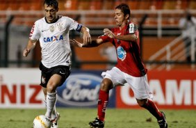 Emerson do Corinthians disputa a bola com o jogador do Ituano durante partida vlida pelo Copa Libertadores realizado no Pacaembu