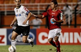 Emerson do Corinthians disputa a bola com o jogador do Ituano durante partida vlida pelo Copa Libertadores realizado no Pacaembu