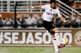 Emerson do Corinthians disputa a bola com o jogador do Ituano durante partida vlida pelo Copa Libertadores realizado no Pacaembu