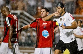 Felipe do Corinthians comemora após marca gol contra a equipe do Ituano durante partida válida pelo Copa Libertadores realizado no Pacaembu
