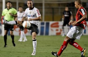 Guilherme do Corinthians disputa a bola com o jogador do Ituano durante partida válida pelo Copa Libertadores realizado no Pacaembu