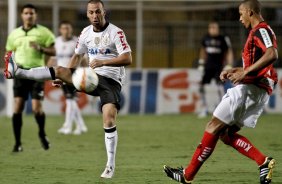 Guilherme do Corinthians disputa a bola com o jogador do Ituano durante partida vlida pelo Copa Libertadores realizado no Pacaembu