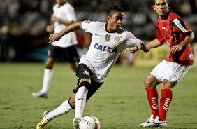 Jorge Henrique do Corinthians disputa a bola com o jogador do Ituano durante partida vlida pelo Copa Libertadores realizado no Pacaembu