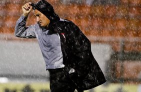 O técnico Tite do Corinthians disputa a bola com o jogador do Ituano durante partida válida pelo Copa Libertadores realizado no Pacaembu